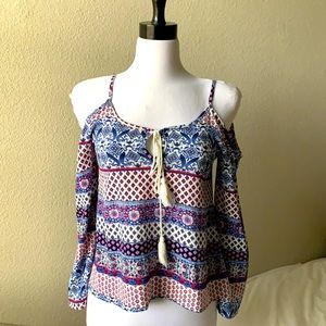Off shoulder top. Size Small.